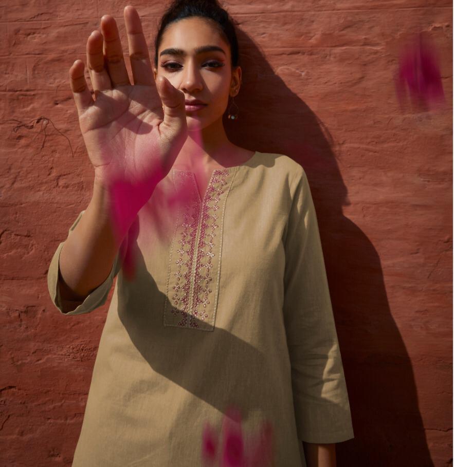 Four Buttons Tulip Series 5075-5080 Woven Cotton Embroidery Short Kurti