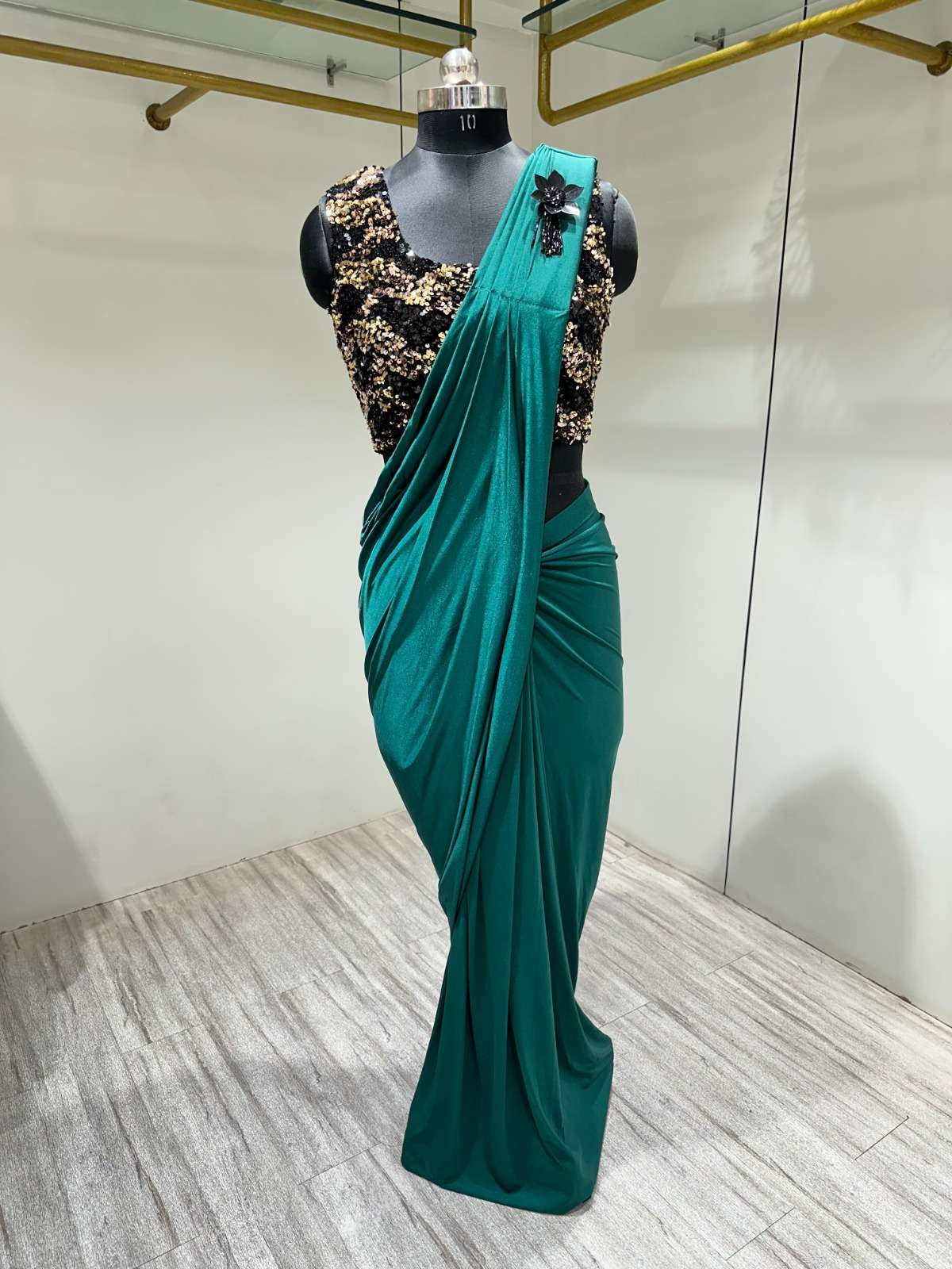 10136 IMPORTED FABRIC WITH ON PALLU EXCLUSIVE BROOCH saree
