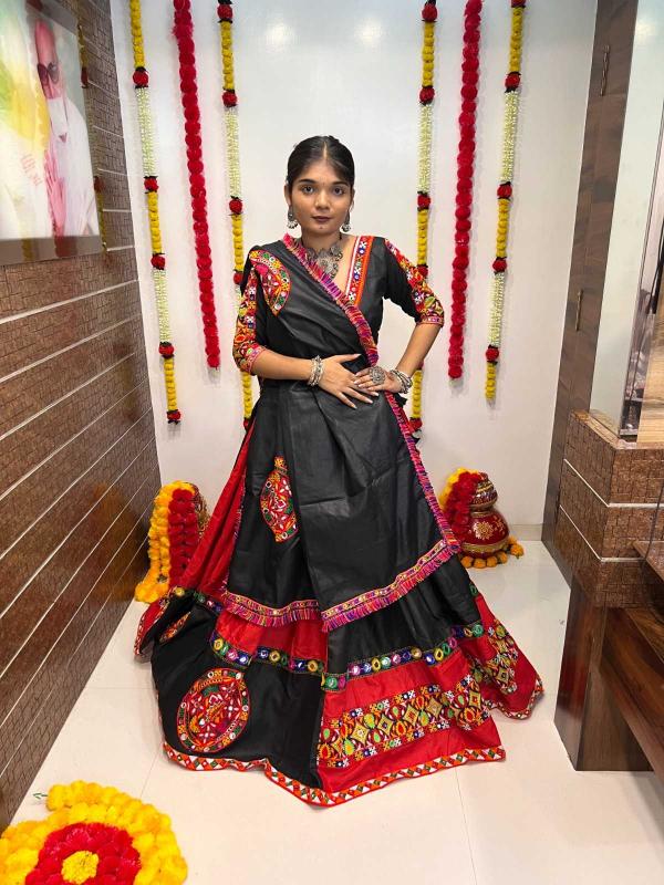 Aawiya Rajwadi Vol 7 D. No. 7043 Cotton Silk Wholesale Chaniya Choli in Surat