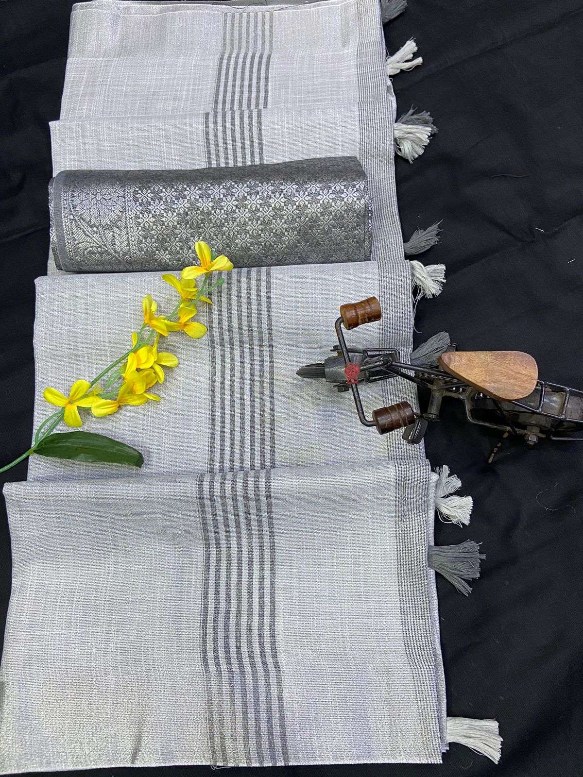 BT-12 VAISHNAVI Khadi Linen saree with contrast jari Lining pallu