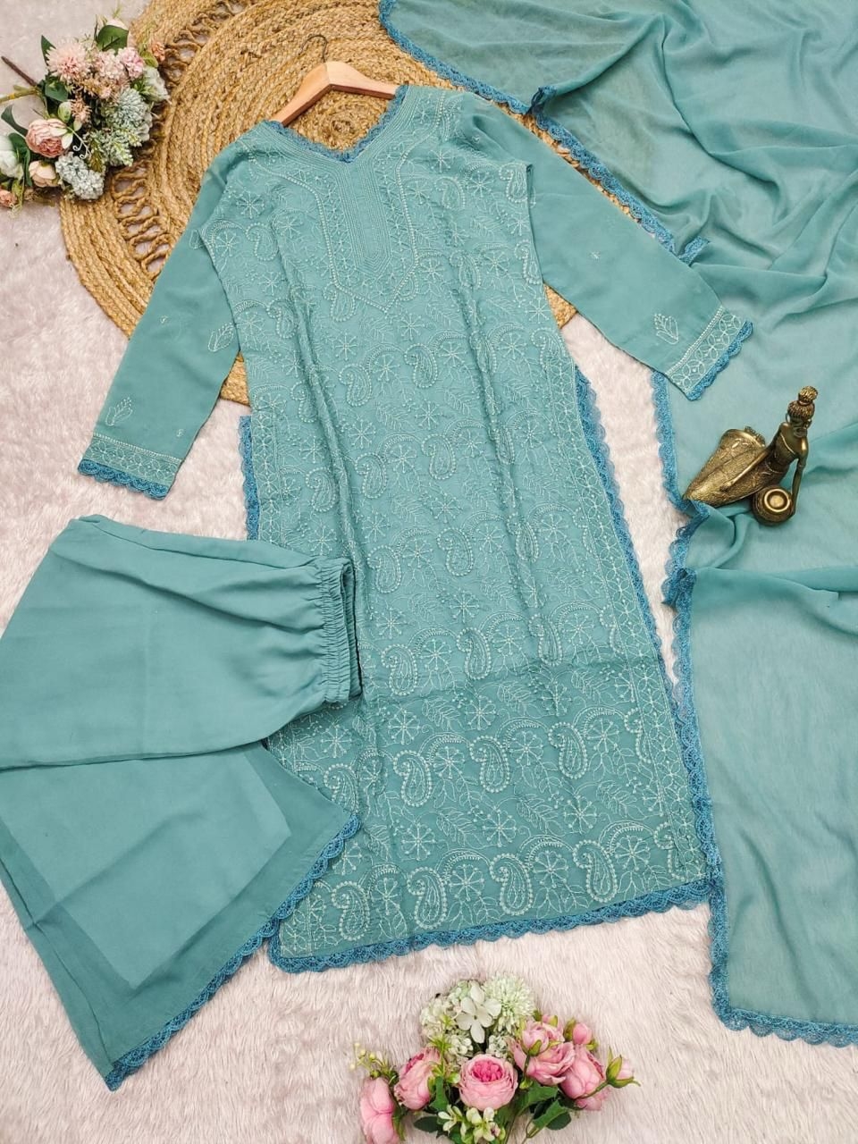 btm 262 fox georgette Febric with chikankari embroidery work wholesale suit 