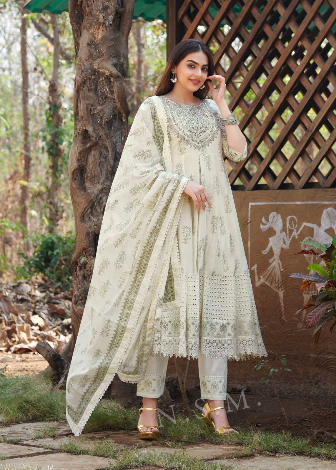  RAJA RANI HEAVY SHIFFLI  STICH HEAVY EMBROIDERY NACK WORK SUIT 