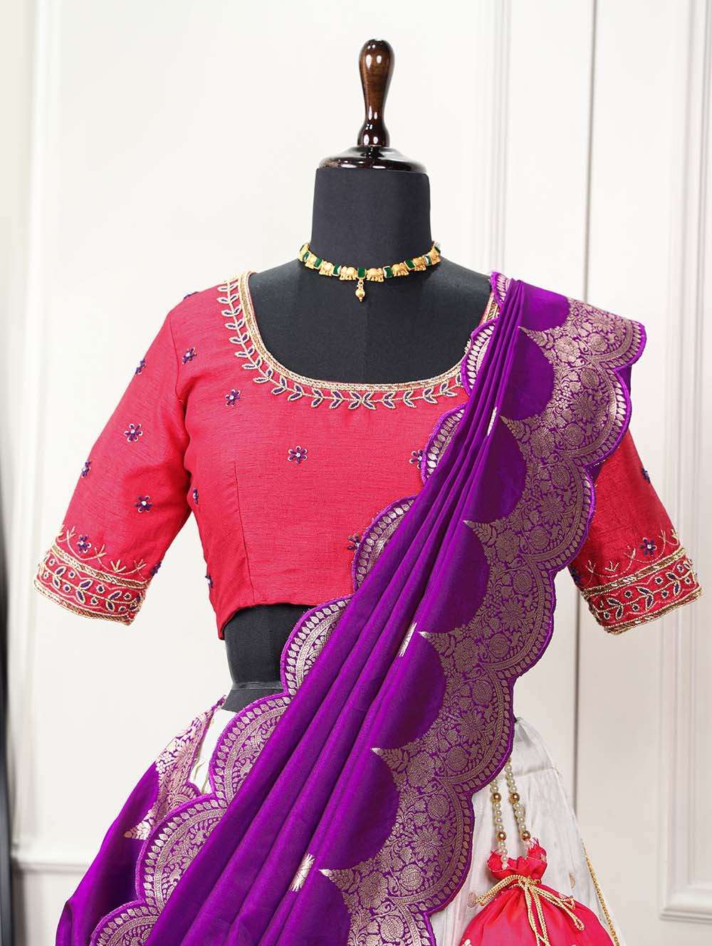  White Paithani Lehenga Choli captures the essence of grace and heritageðŸ’Ÿ.